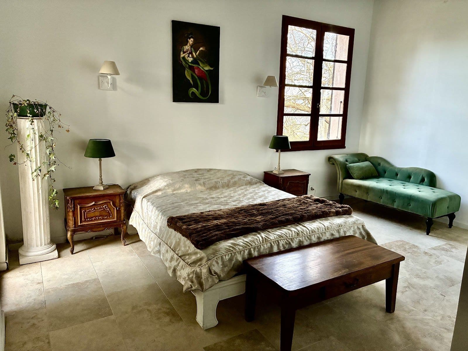 Chambre du domaine avec lit double et vue sur les arbres