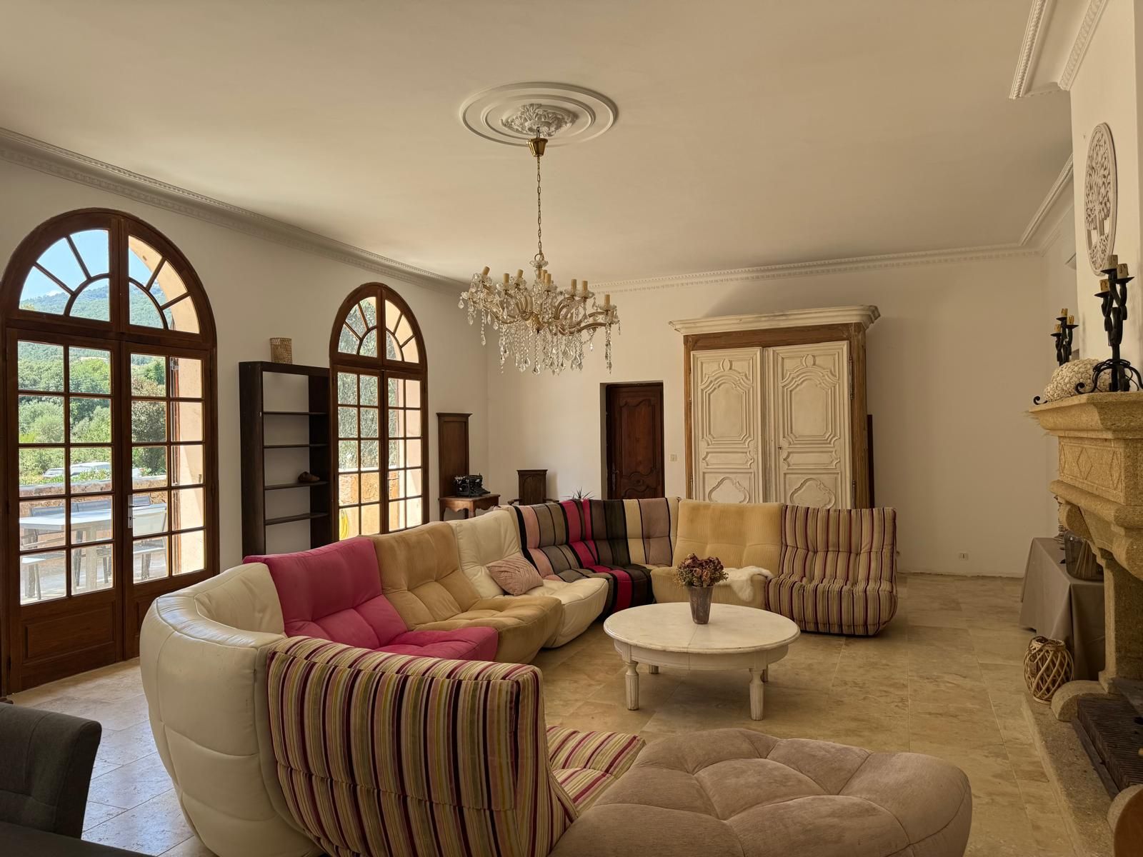 Salon aux arches
